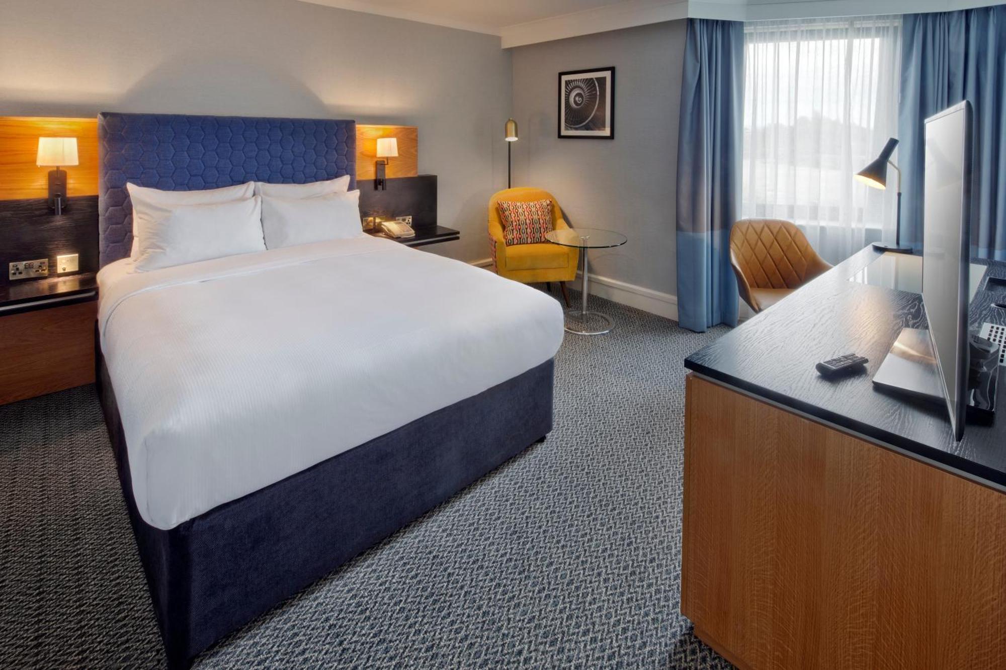 Doubletree By Hilton Manchester Airport Хейл Экстерьер фото